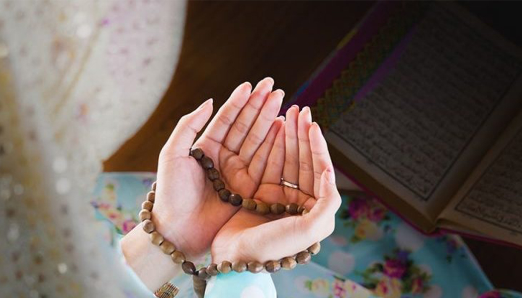 یک زن مسلمان در حال دعا خواندن